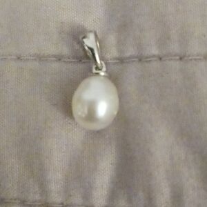 Gemporia South Sea Cultured Pearl Sterling Silver Pendant (11x8m)